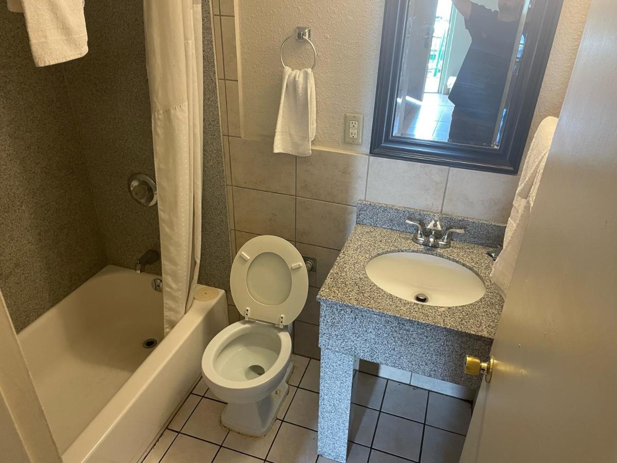 Budgetel Inn And Suites - Louisville Esterno foto